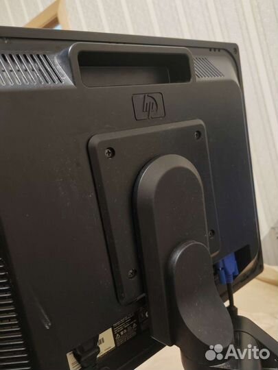 Монитор HP с отличной подставкой 17