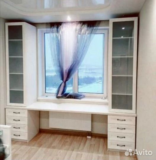 Стол под окном со шкафами