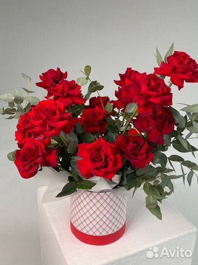 Букет в коробке с красными французскими розами раз