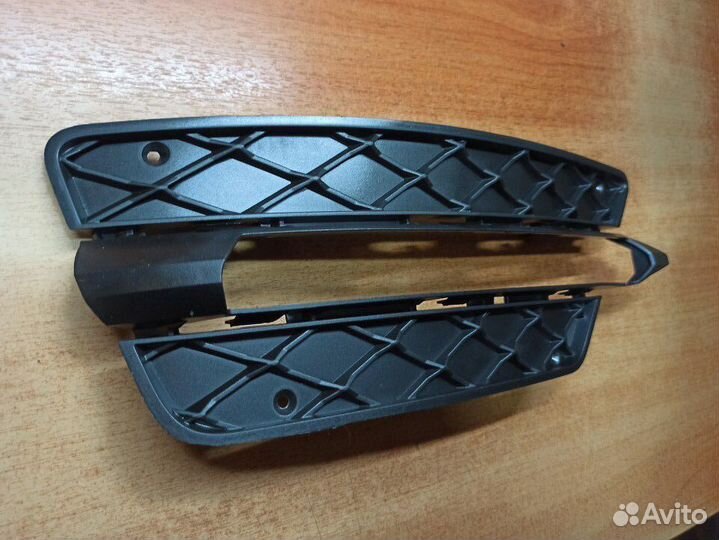 Mercedes A2048851453 Решетка бампера, справа
