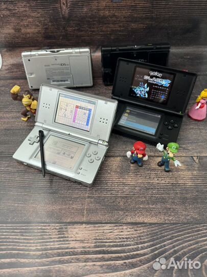 Nintendo DS Lite(Новая,Комплект,Прошивка R4,Игры)