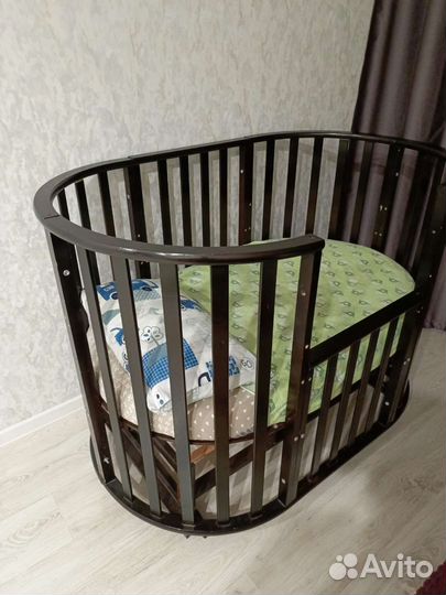 Детская кроватка с маятником