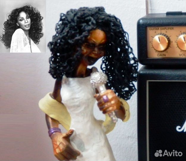 Фигурка певицы с микрофоном и копной волос