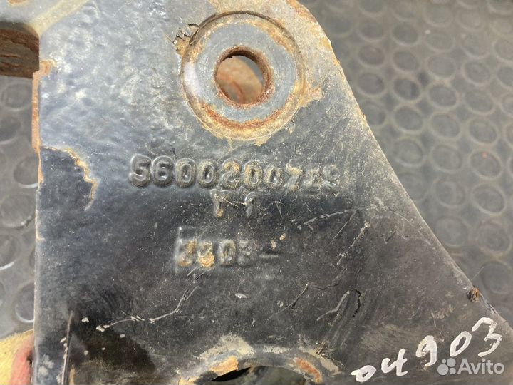 Кронштейн цилиндра подъема кабины