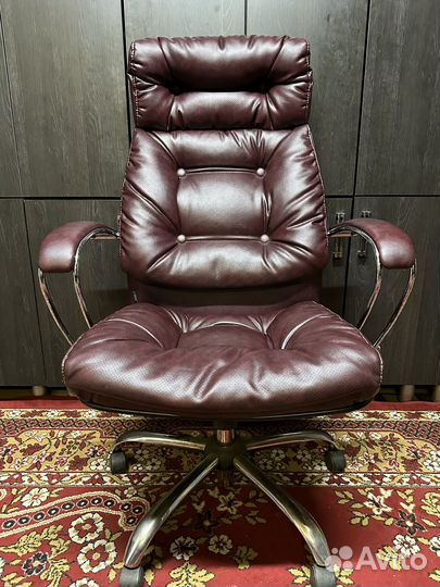 Офисное кожаное кресло