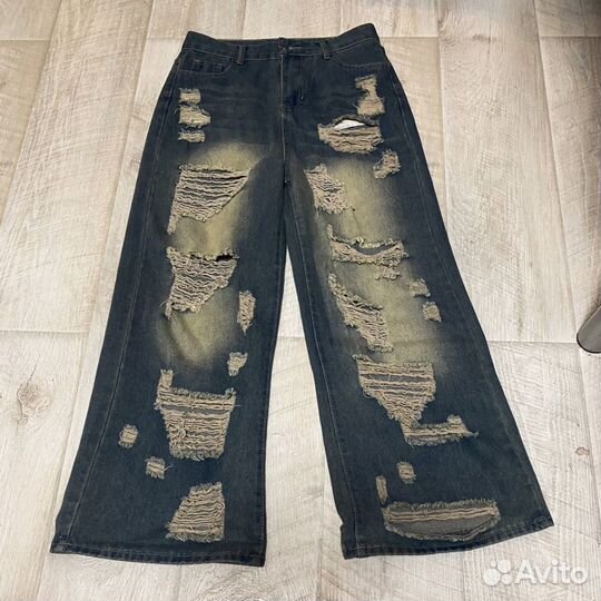 Distressed buggy jeans