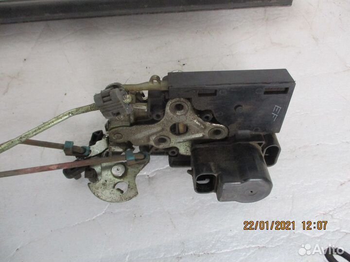 Замок правой задней дверьи шеврале авео хетчбек 08