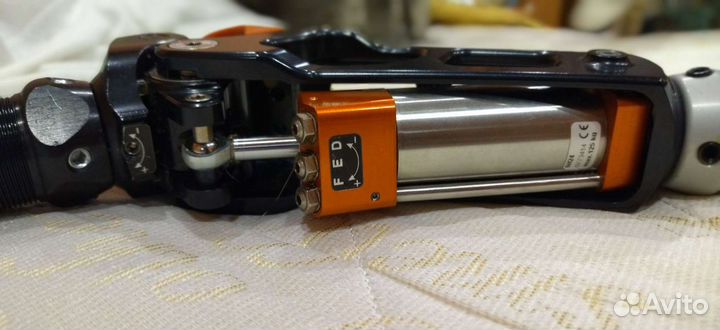 Протез бедра с активным пневмо коленным узлом