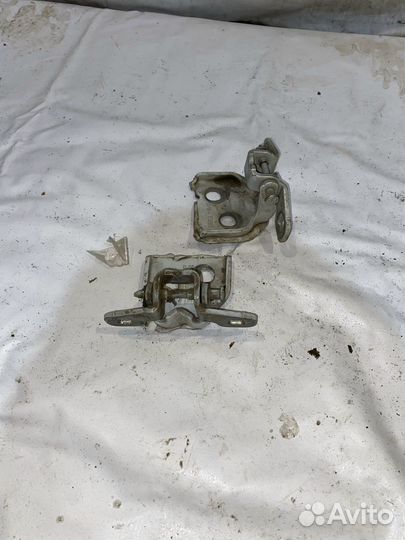 Renault Logan 05- Петли задней правой двери 400