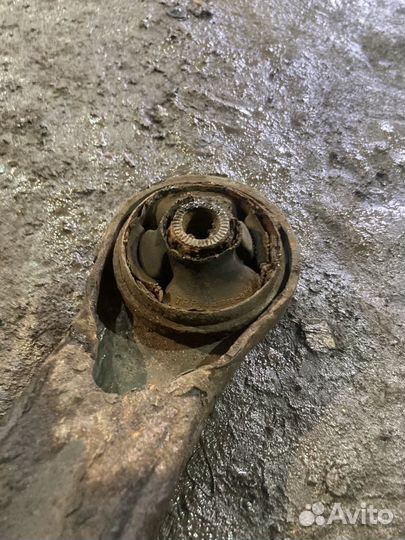 Передний левый рычаг toyota corolla verso