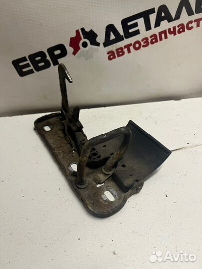 Крюк замка капота Volkswagen Passat B7 седан сaxa