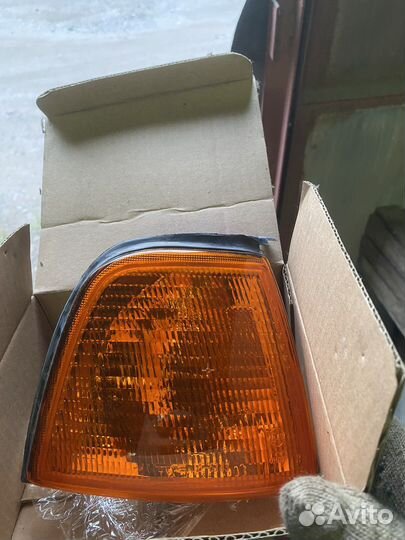 Поворотник левый ауди 80 б3