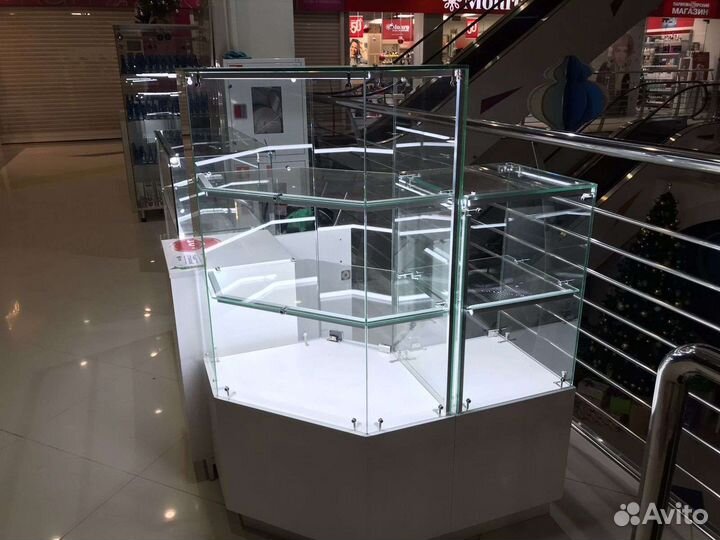 Стеклянная витрина с подсветкой