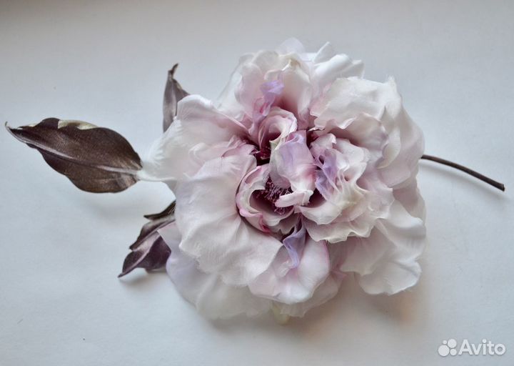 Роза-брошь из шёлка Жемчужная