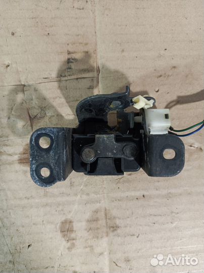 Замок крышки багажника Hyundai Santa Fe