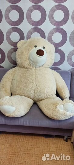 Большой плюшевый медведь