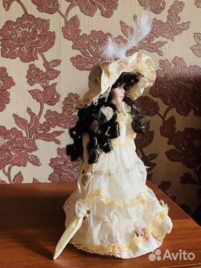 Кукла фарфоровая