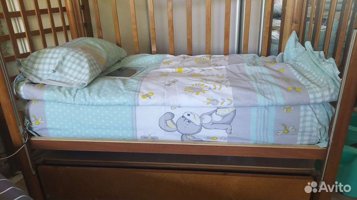 Детская кровать с маятником и ящиком