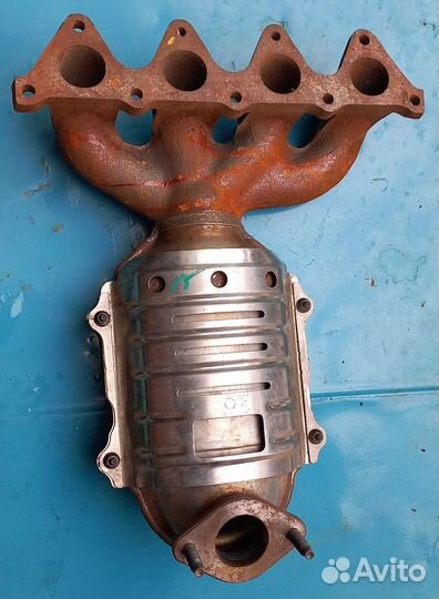 Коллектор выпускной с катализатором kiario2новый