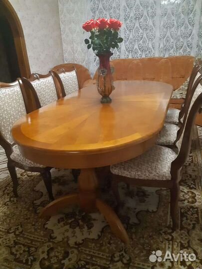 Стол и стулья