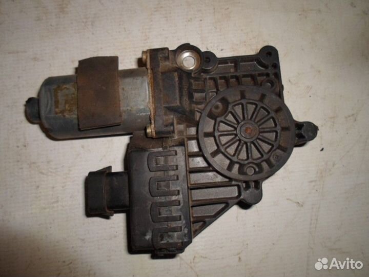 Моторчик стеклоподъемника передний правый