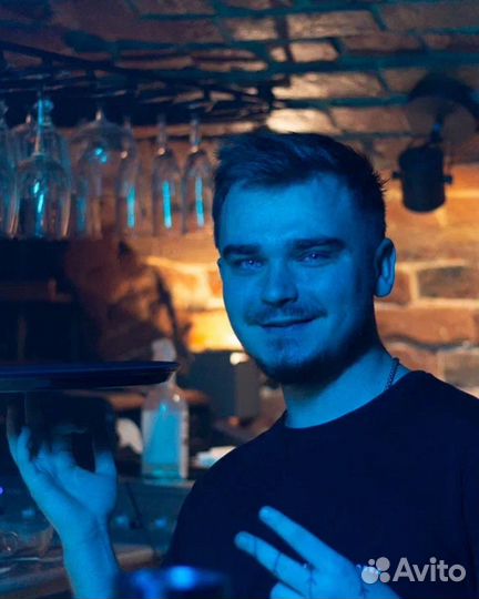 Официант/бармен/кальянщик