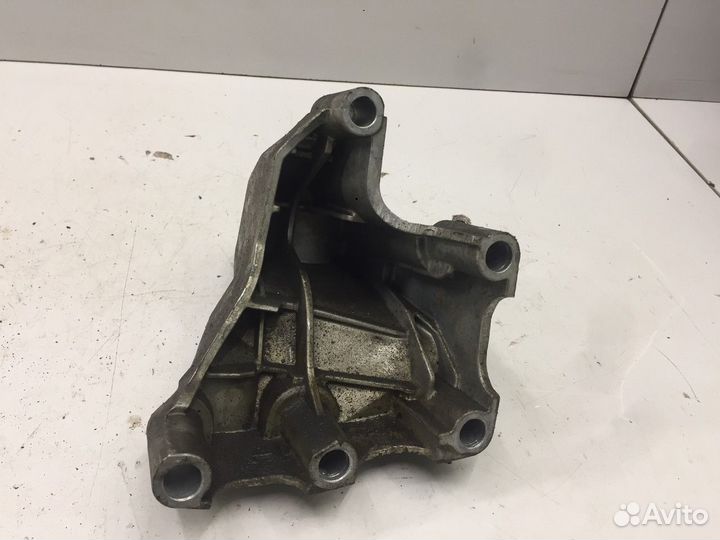 Кронштейн двигателя левый