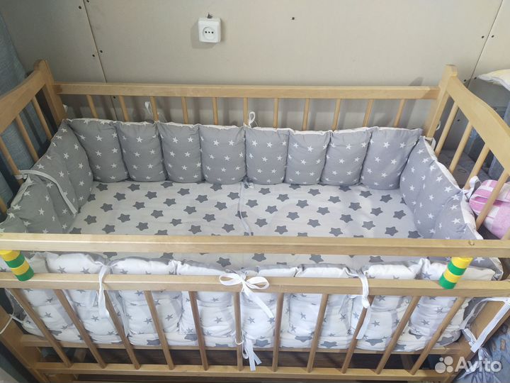 Детская кроватка с маятником