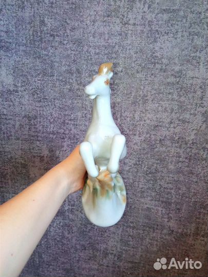 Статуэтка конь