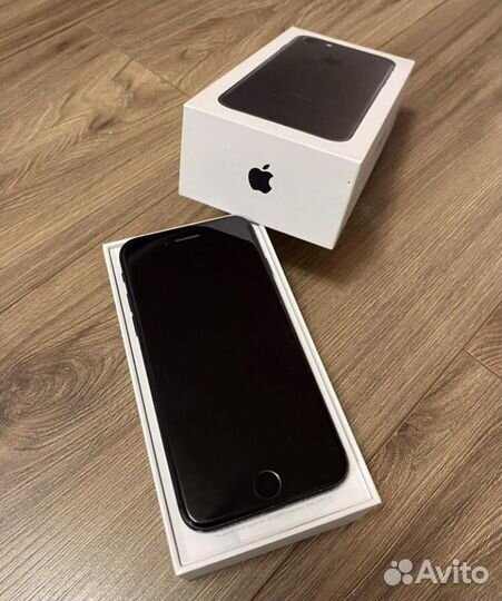 Телефон iPhone 7 32