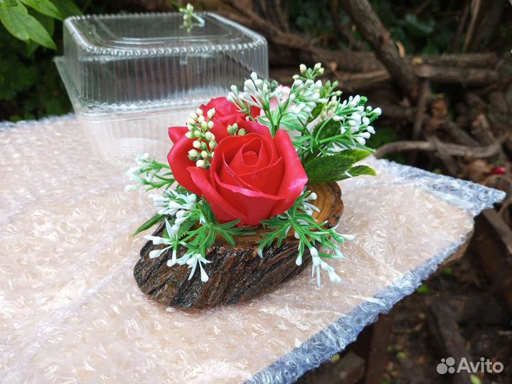 Букет цветов на спиле акации, подарок