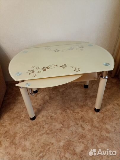 Стол раздвижной с полкой
