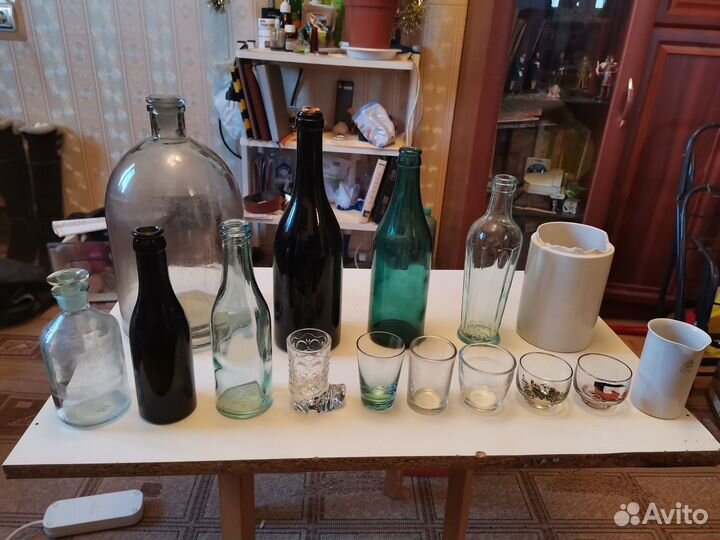 Старинные бутылки и стопки