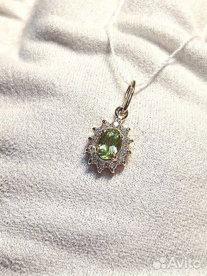 Золотая подвеска с камнем