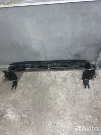 Усилитель переднего бампера туарег