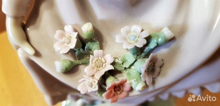 Фарфоровая статуэтка 