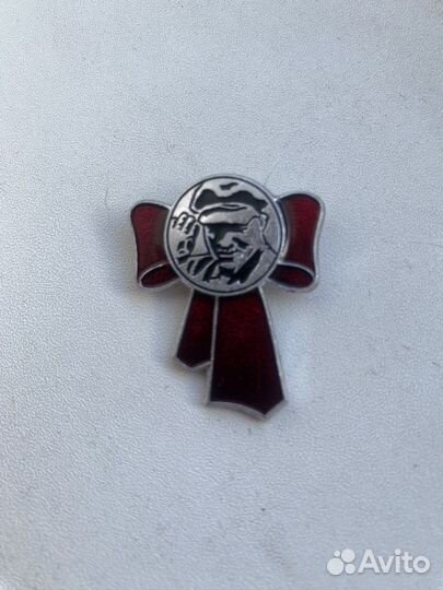 Советский значок с Лениным