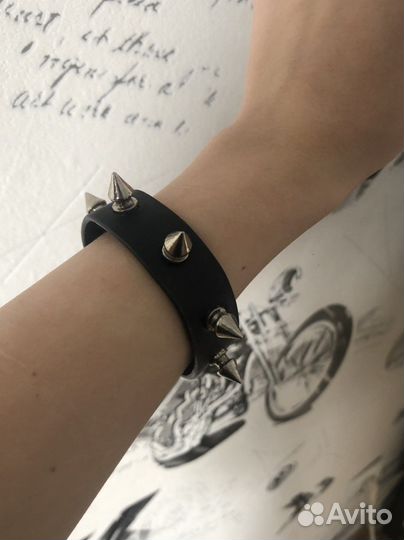 Браслет с шипами