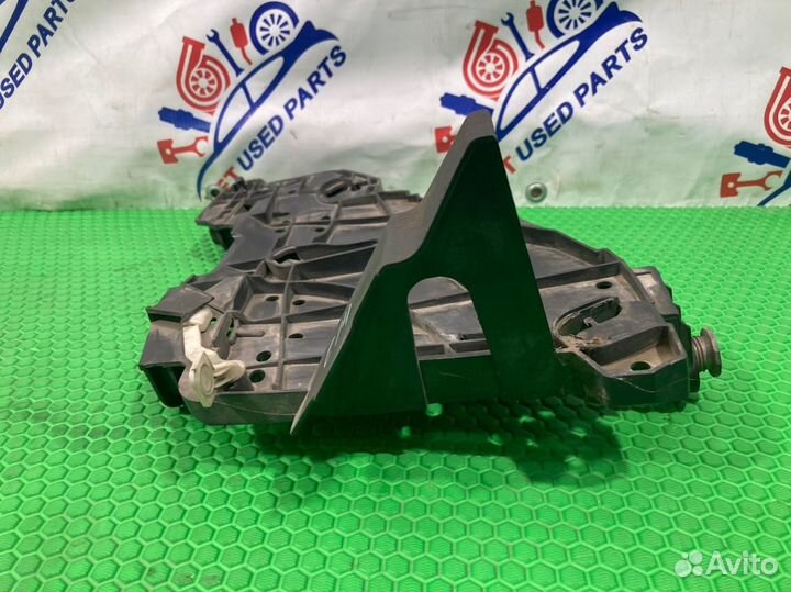 Кронштейн фары передний левый Volkswagen Touareg