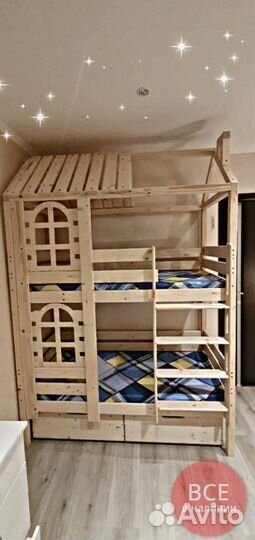 Двухъярусная кровать домик с окошками