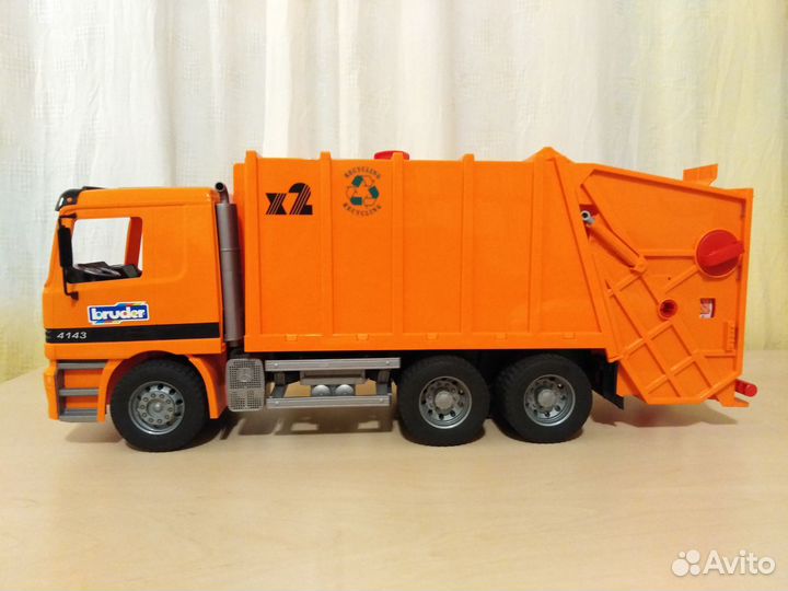 Мусоровоз, автокран Bruder (Германия)