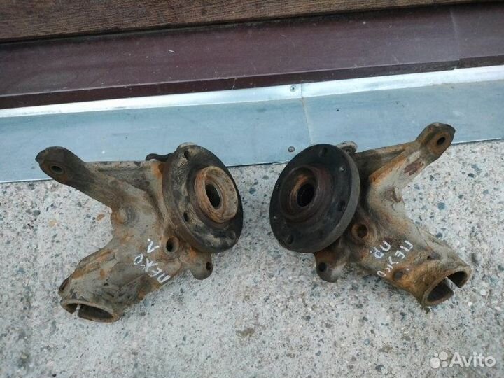 Кулак поворотный передний левый Peugeot Partner