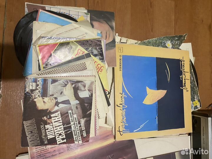 Проигрыватель винила с пластинками