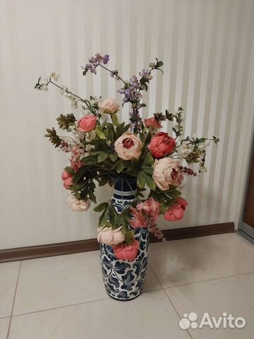 Ваза с искусственными цветами