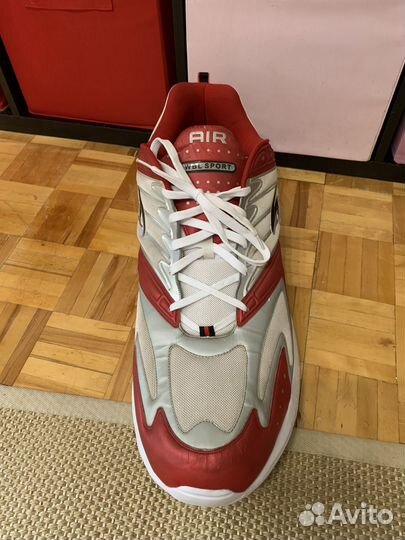 Огромный кроссовок