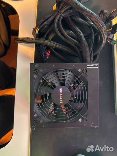 Блок питания Gigabyte P650B