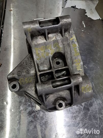 Кронштейн компрессора Volkswagen 1jd260885b