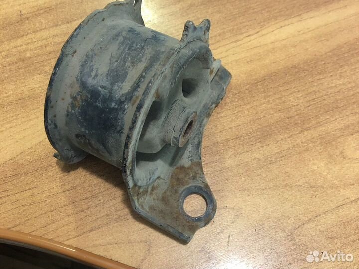 Опора двигателя правая Honda B20B