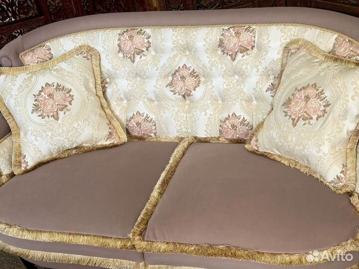 Мягкая мебель. Диван. Кресло. Винтажная мебель