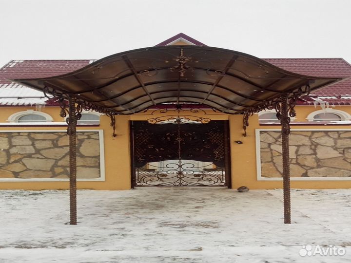 Козырек над крыльцом